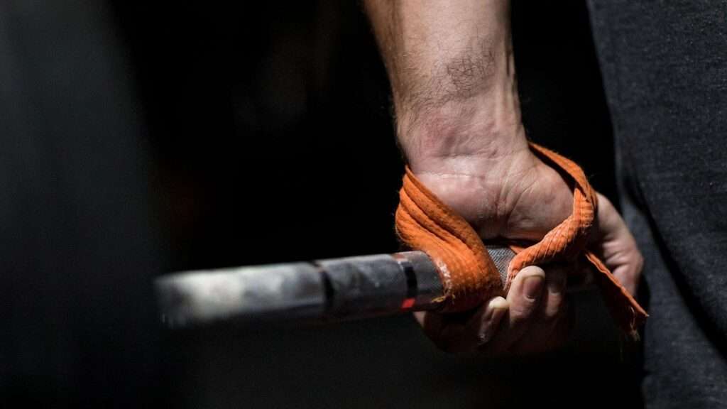 weightlifting straps improve grip strenght